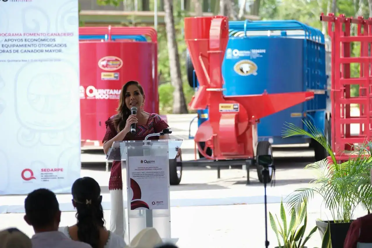 Productores ganaderos reciben equipamiento en evento oficial en Chetumal