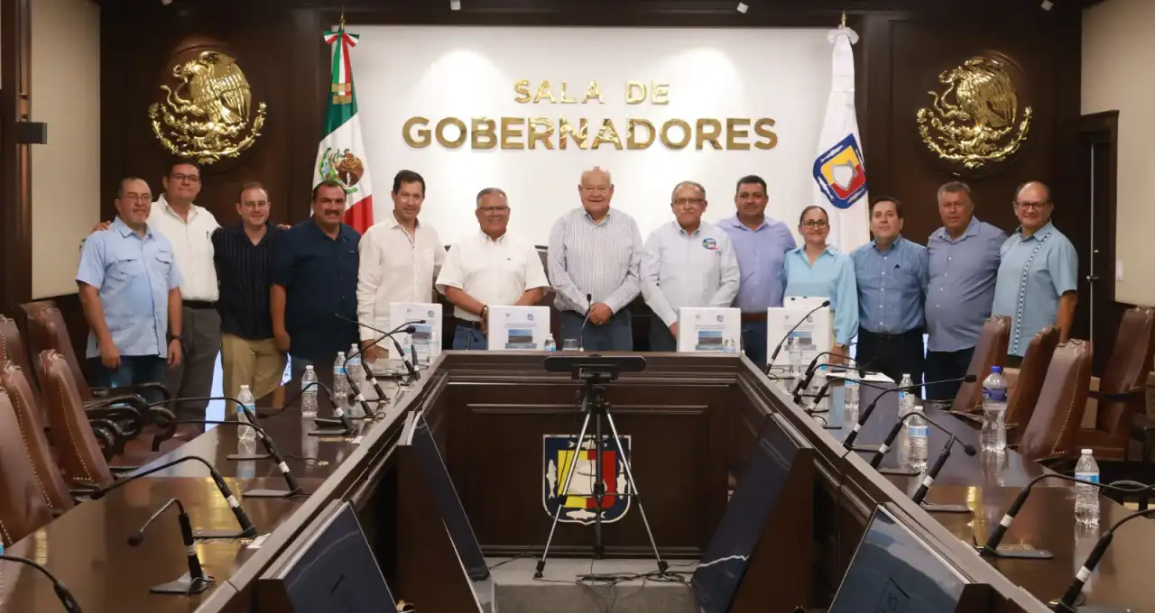 Entrega de documentos sobre proyecto de desalación en Comondú