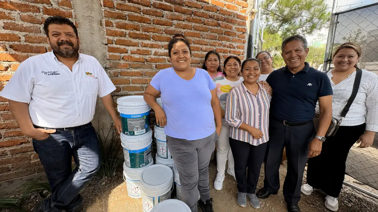 Mujeres del Comité de la Gente Nuevo Puerta Dorada recibiendo impermeabilizantes en León