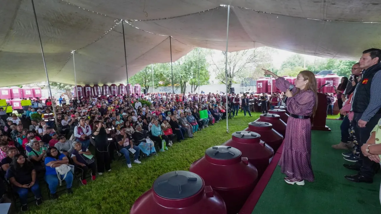 Entrega de láminas y tinacos en Nicolás Romero