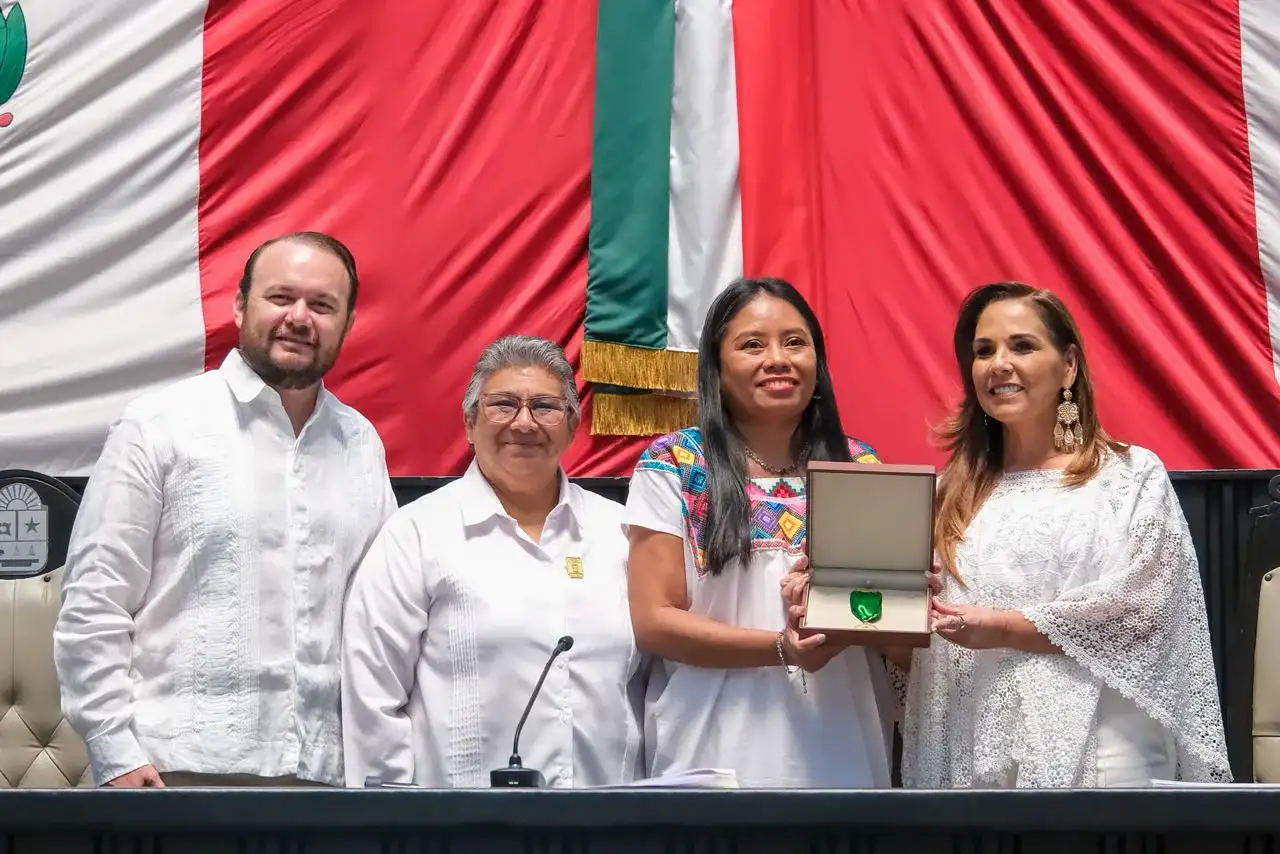 Sesión solemne del Congreso de Quintana Roo con autoridades y galardonada