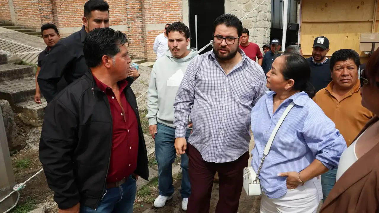 Autoridades y vecinos durante la entrega de la obra de pavimentación en Naucalpan