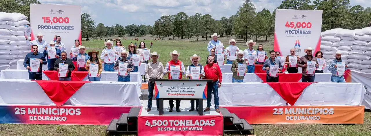 Productores reciben costales de semilla de avena en un evento oficial en Durango