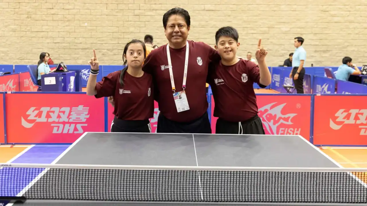 Entrenador de deporte adaptado durante una actividad con paratletas