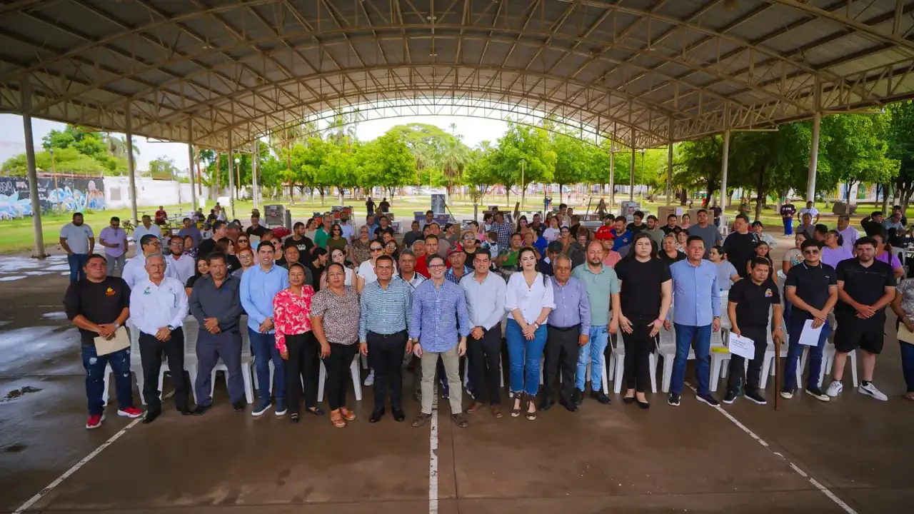 Personas reunidas durante una entrega de equipos productivos en Navolato, Sinaloa