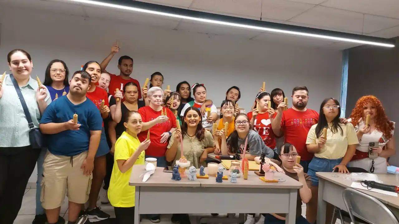 Jóvenes participan en un taller de capacitación productiva en Culiacán