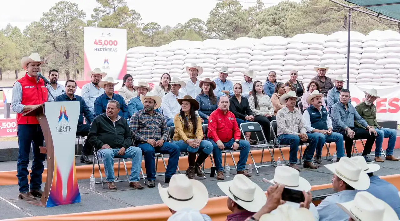 Gobernador Esteban Villegas durante evento de entrega de apoyos al campo en Durango