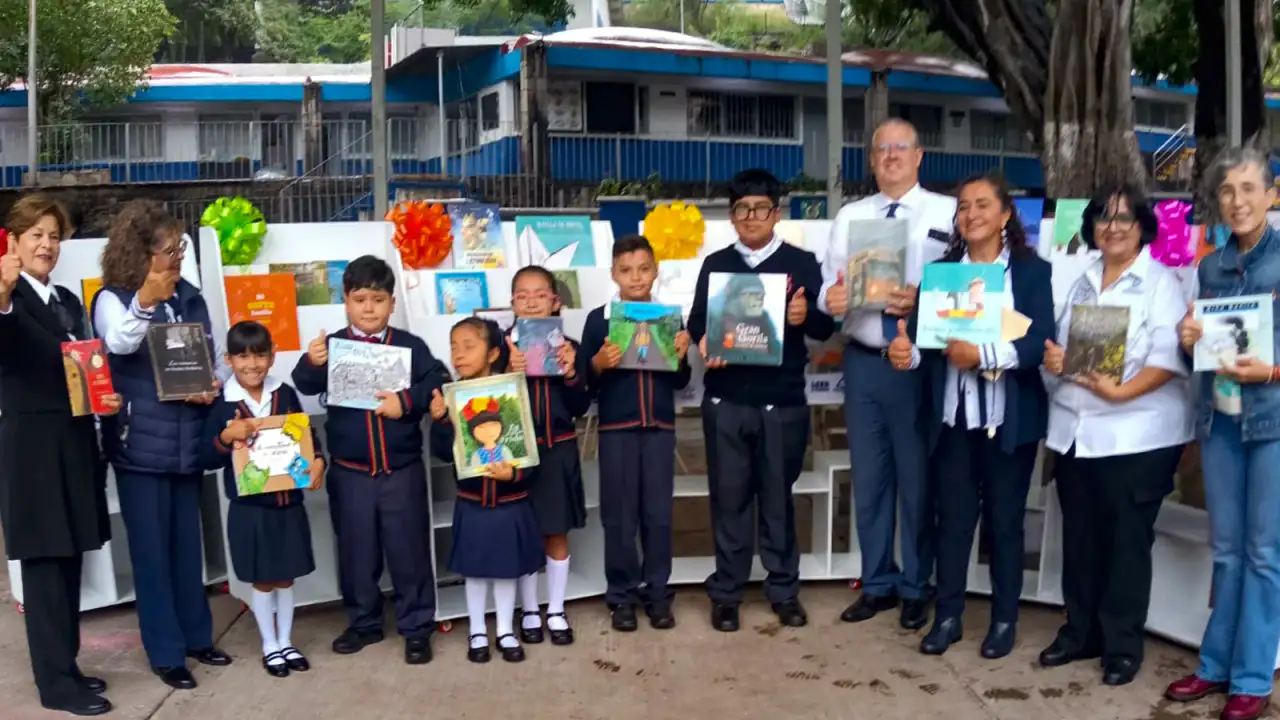 Entrega de libros en la Escuela Primaria Gregorio Torres Quintero en Guanajuato