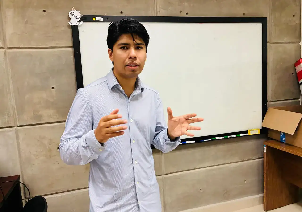 Estudiante en laboratorio de computación cuántica, Zacatecas