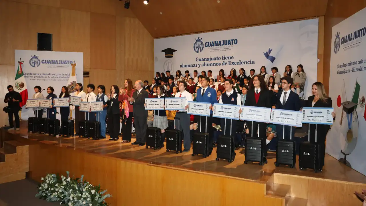 Estudiantes abanderados en ceremonia en el Auditorio Mateo Herrera