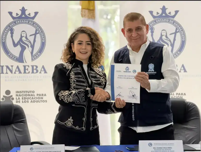 Estudiantes universitarios durante la firma de un convenio educativo en Guanajuato