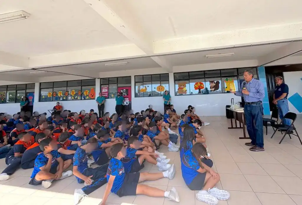 Estudiantes y autoridades durante la presentación de un libro en una escuela