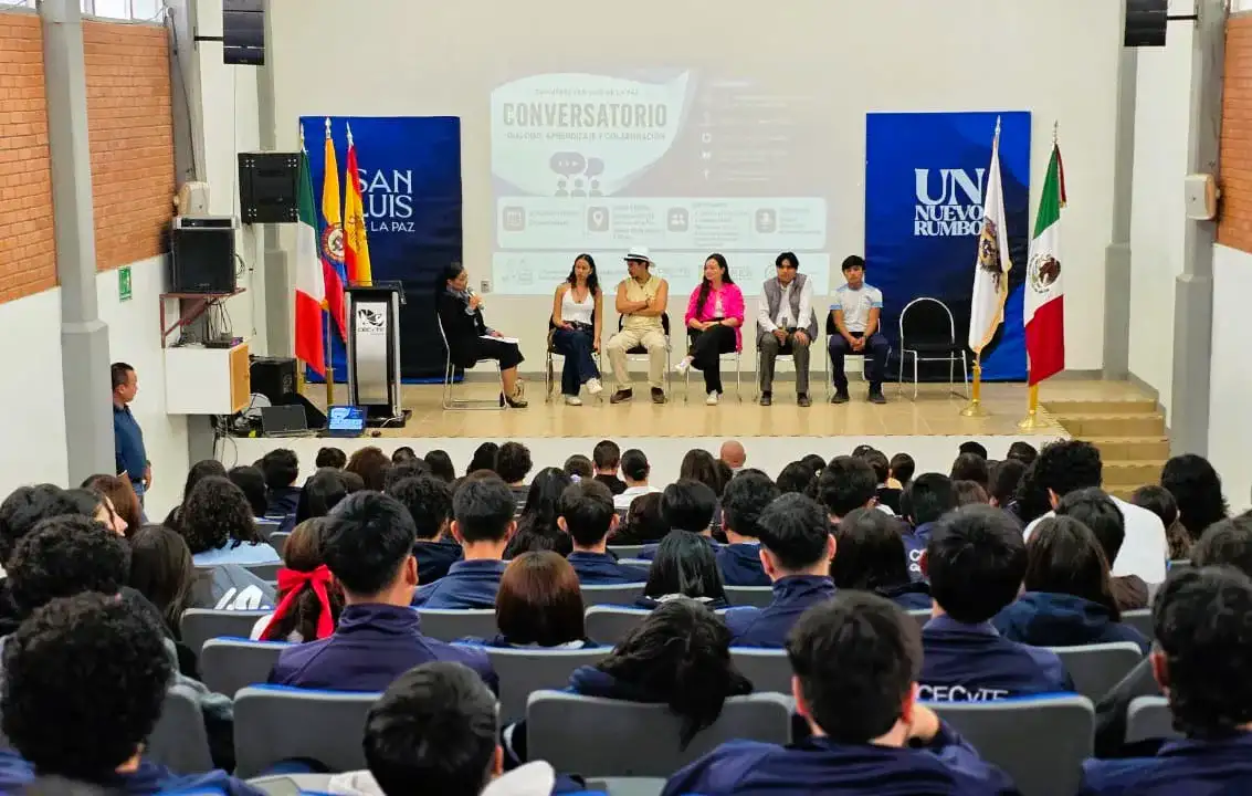 Estudiantes reunidos en un conversatorio en San Luis de la Paz
