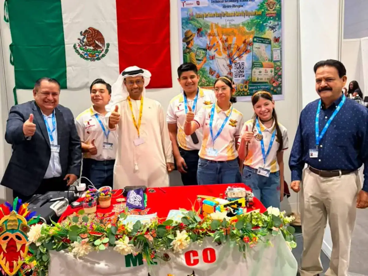 Estudiantes del equipo DeerBot con su proyecto de robótica en Ginebra