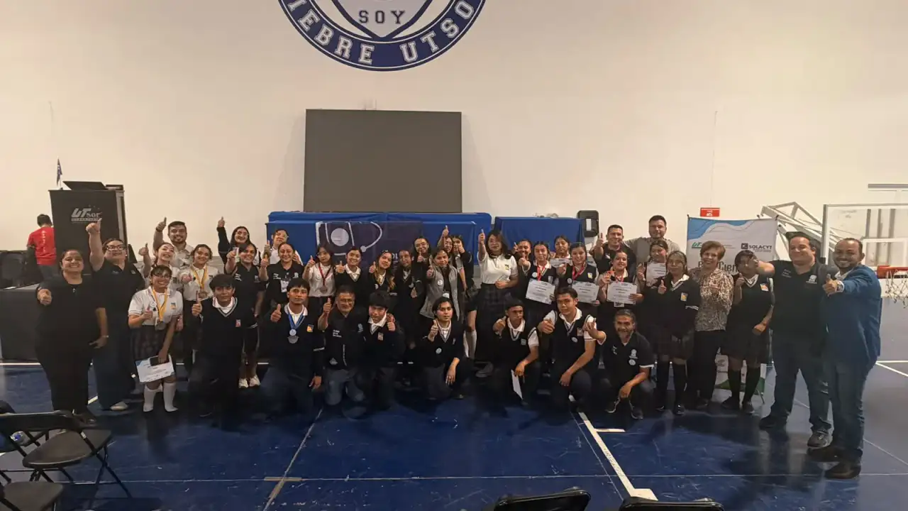 Estudiantes de bachillerato durante una competencia de proyectos científicos