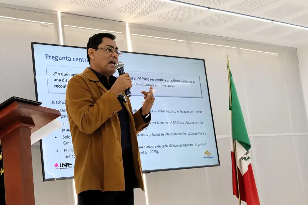 Auditorio universitario durante la presentación de un estudio sobre participación juvenil