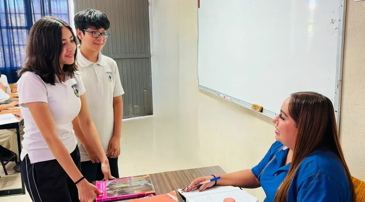 Estudiantes en un salón de clases en Baja California Sur