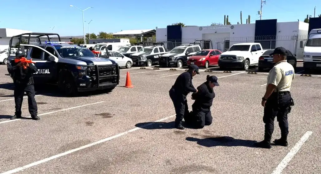 Policías realizando pruebas físicas en la Academia Estatal de Seguridad Pública de Baja California Sur