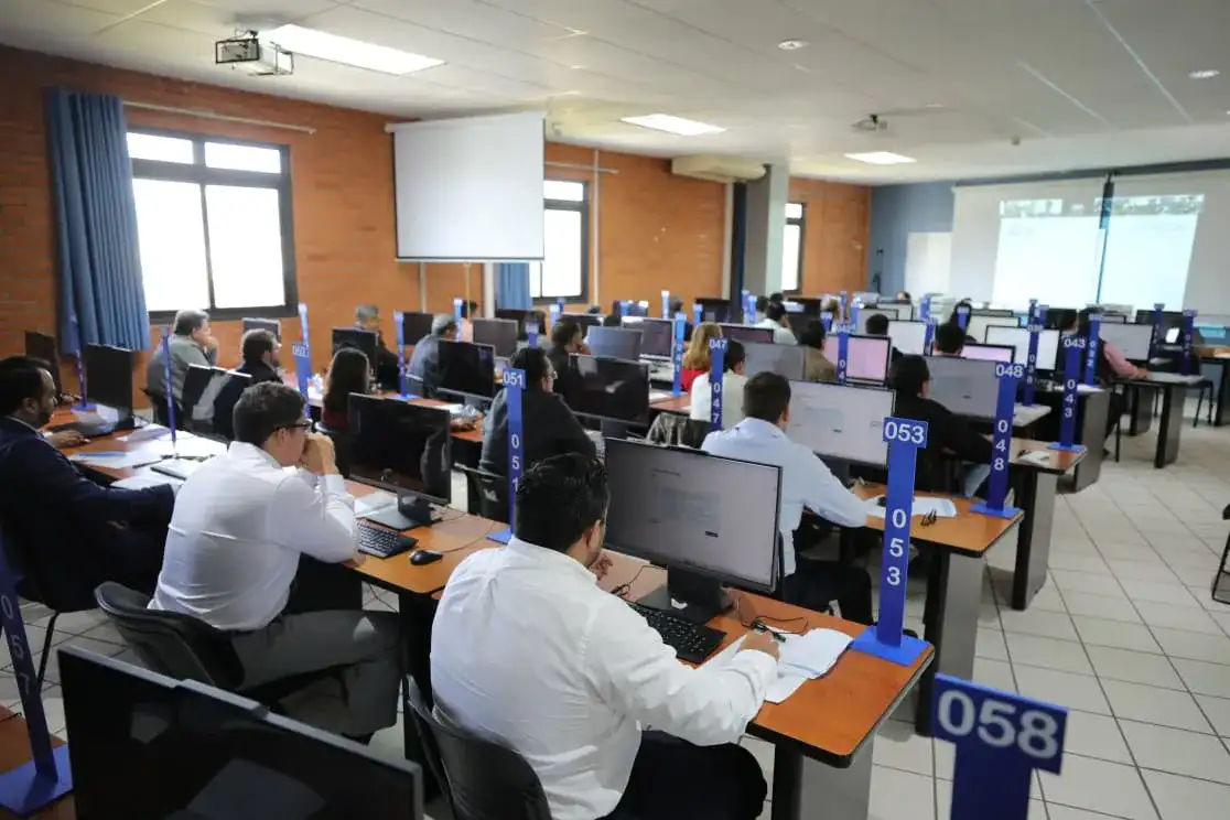 Personas aspirantes durante la aplicación de un examen notarial en Guanajuato
