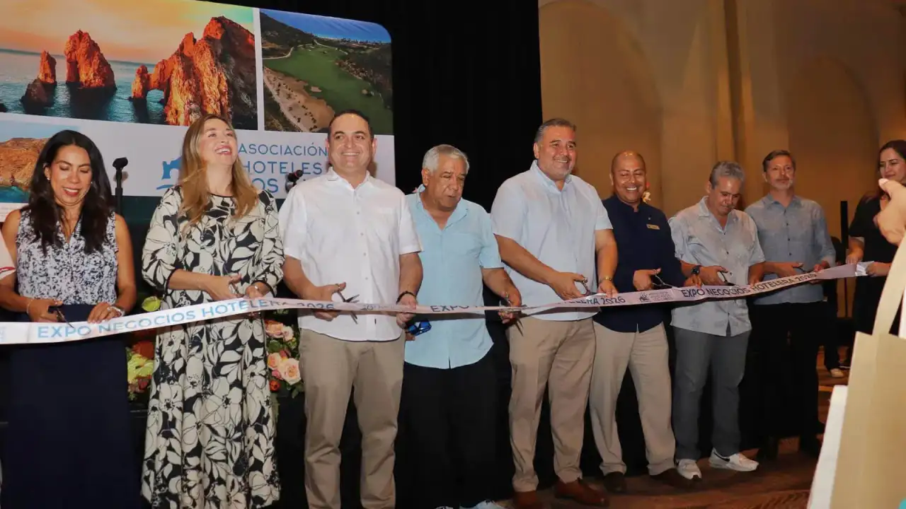 Stand de la Expo Hotelera Los Cabos con expositores y visitantes