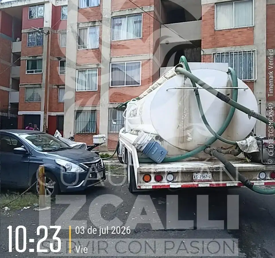 Pipa de agua estacionada en calle de Infonavit Centro
