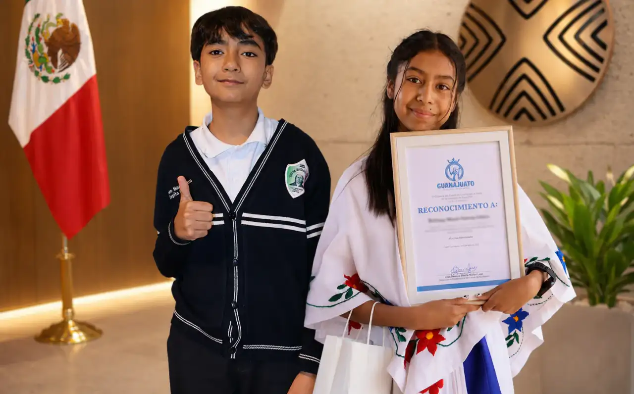 Estudiantes de educación básica en ceremonia de reconocimiento en Guanajuato