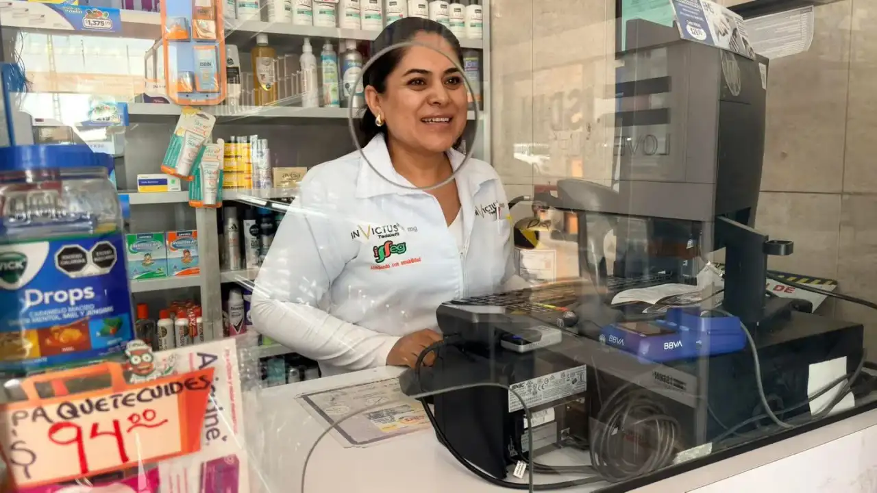 Persona revisando productos de cuidado para la diabetes en una farmacia