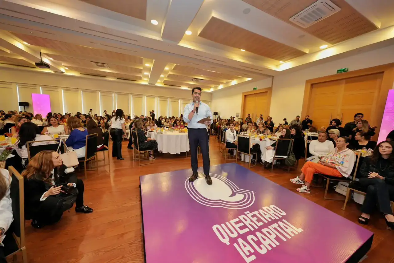 Mujeres líderes durante un encuentro con el presidente municipal de Querétaro