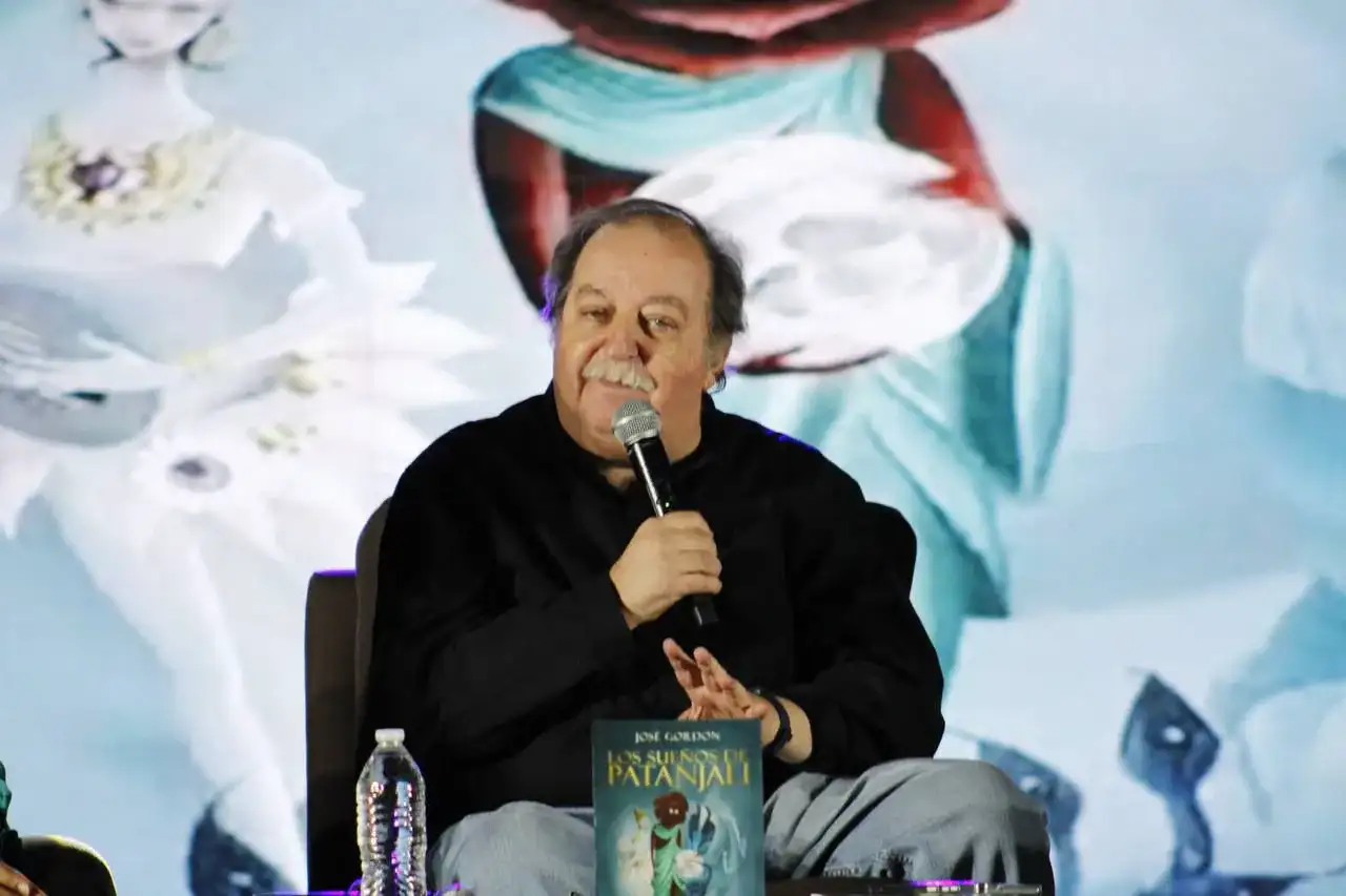 Personas asisten a una presentación de libro en la Plaza de Armas de Zacatecas durante la Fenaliz 2026