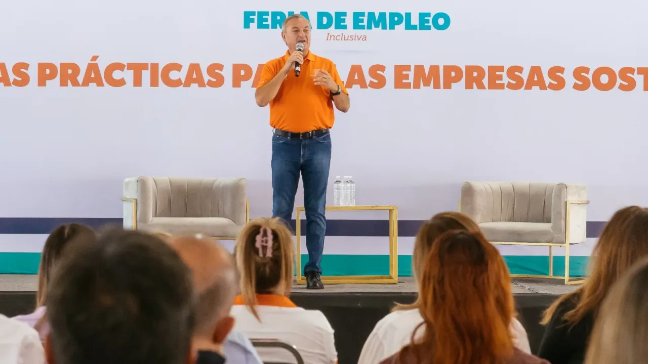 Personas asistentes a la Feria de Empleo Inclusiva en Expo Guadalupe