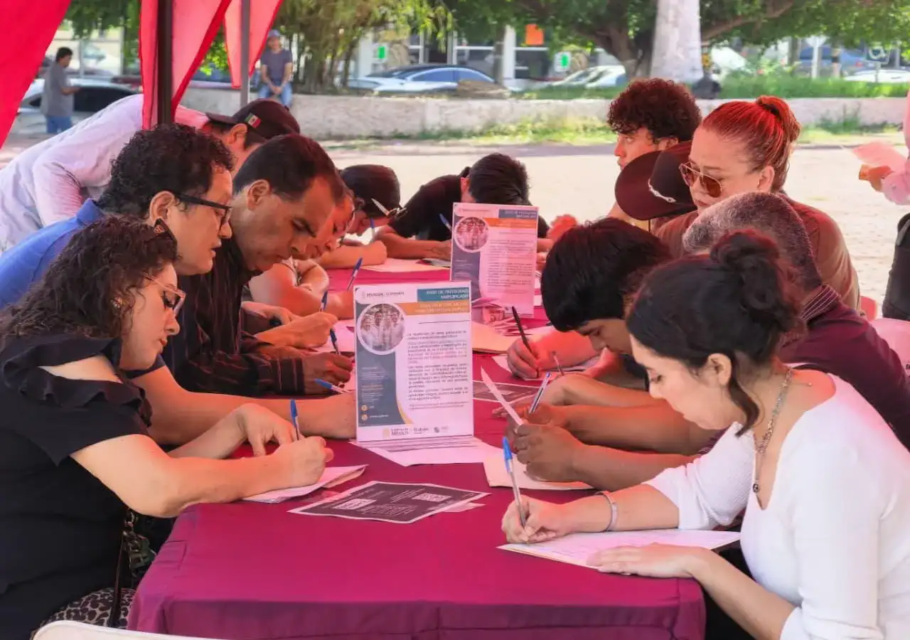 Personas buscadoras de empleo durante una feria laboral en un auditorio