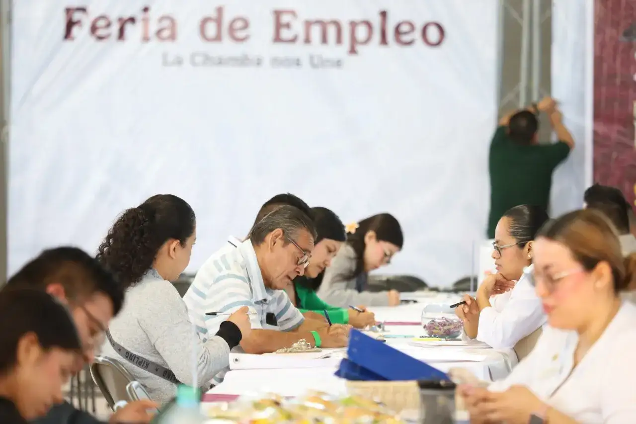 Personas formadas en un evento de empleo en La Paz, Baja California Sur