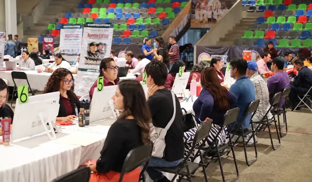 Personas buscando empleo en una feria laboral en La Paz, Baja California Sur
