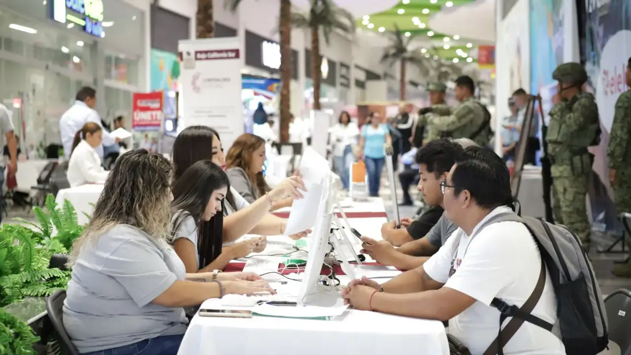 Personas en una feria de empleo en Cabo San Lucas, Baja California Sur