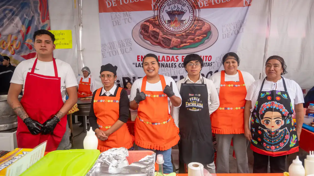 Personas disfrutando de enchiladas y música en la Feria de San Buenaventura