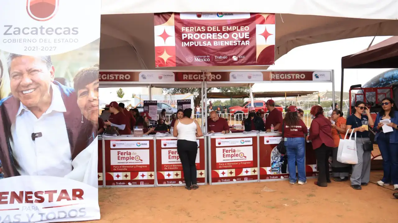 Personas asistentes a la Feria del Empleo en Fresnillo, Zacatecas