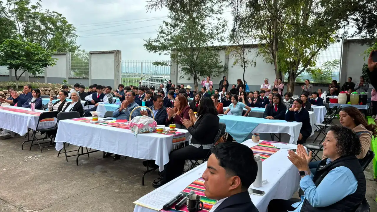 Estudiantes presentando proyectos en feria escolar de telesecundaria
