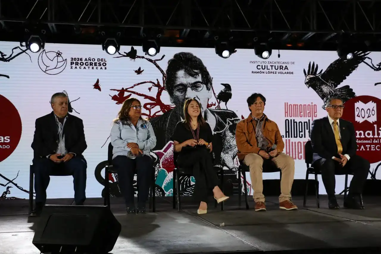 Personas reunidas en la inauguración de la Feria Nacional del Libro en la Plaza de Armas de Zacatecas