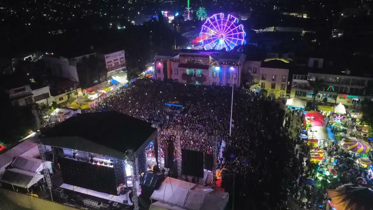 Feria Patronal San Pedro Nicolás Romero con multitud en explanada municipal