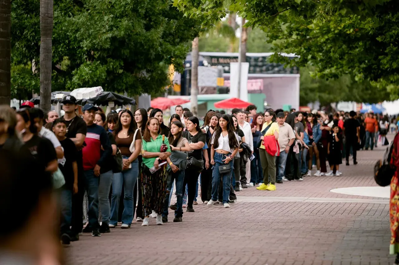 Personas paseando por la feria La Villista en Durango