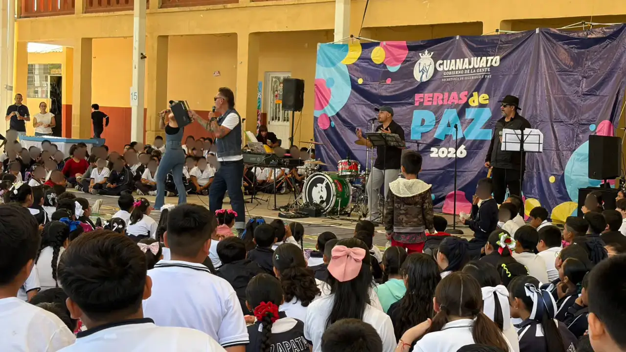Personas participan en actividades recreativas durante una jornada comunitaria al aire libre