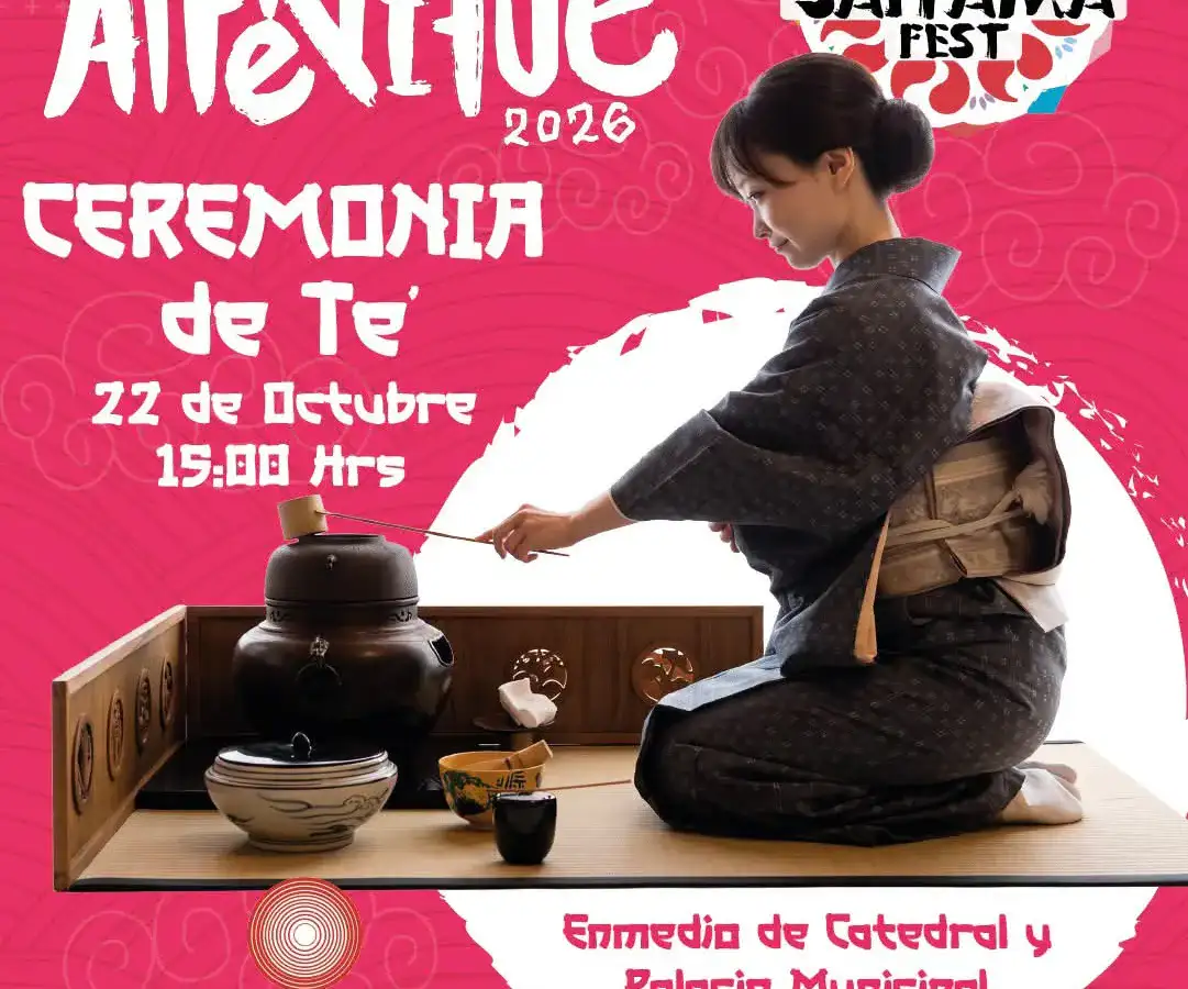 Personas caminando entre puestos y decoraciones del festival en el centro de Toluca