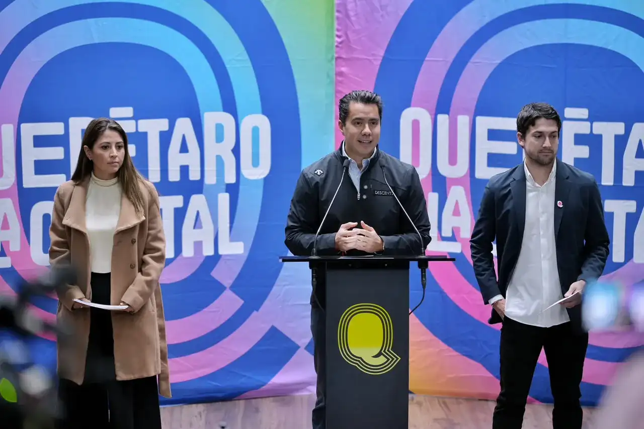 Personas disfrazadas de catrinas durante un desfile de Día de Muertos en la calle