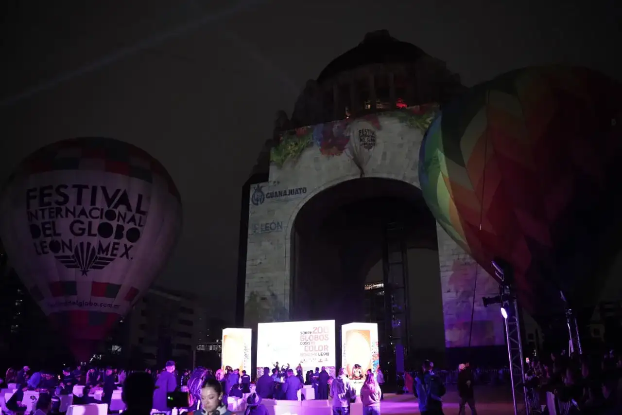 Globos aerostáticos sobre el Parque Metropolitano de León durante el Festival Internacional del Globo