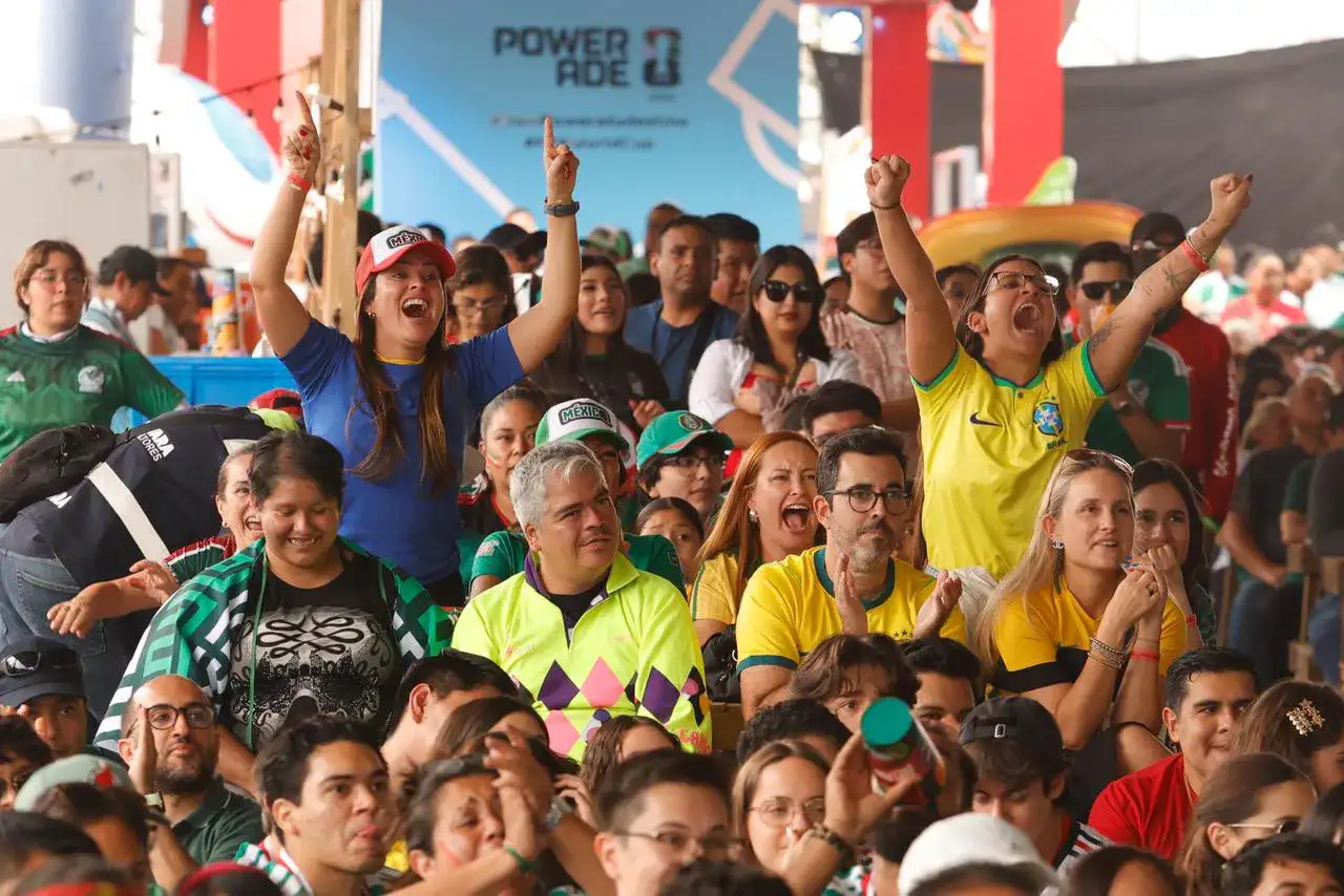 Vista del MéxicQ Zona Fest con pantalla gigante y asistentes en el estadio Corregidora