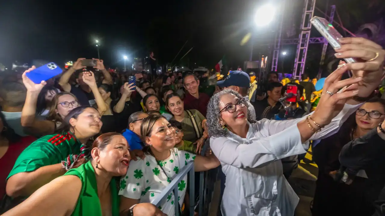Personas reunidas en la explanada de Palacio de Gobierno durante las Fiestas Patrias en Culiacán