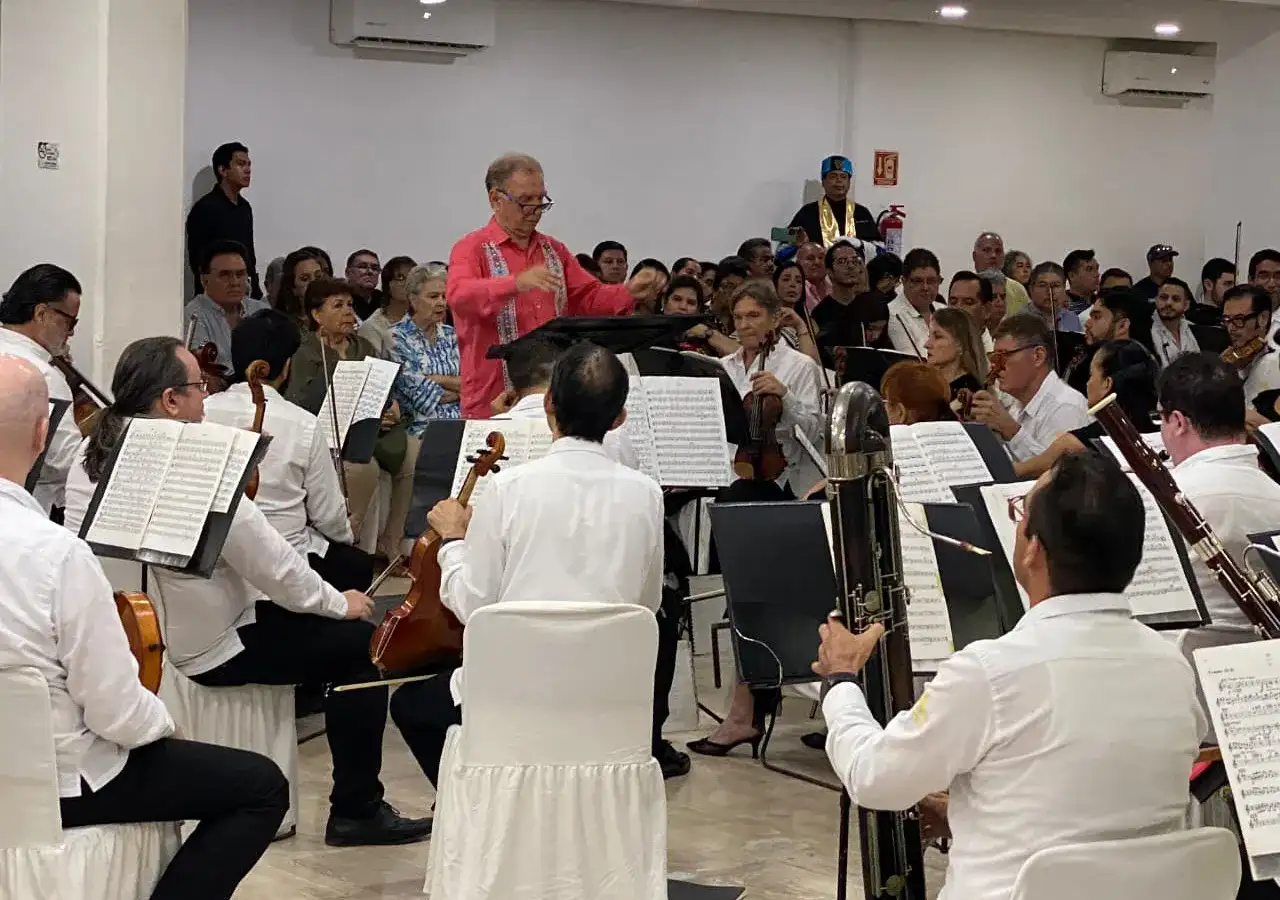 Músicos de la Orquesta Filarmónica de Acapulco durante un concierto en un salón hotelero