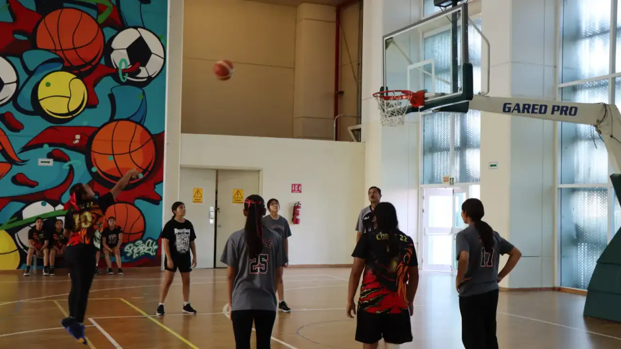 Jugadores de básquetbol en una cancha durante el fogueo