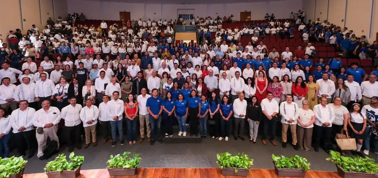 Panel de autoridades en el foro regional sobre tecnología y juventudes en Chetumal