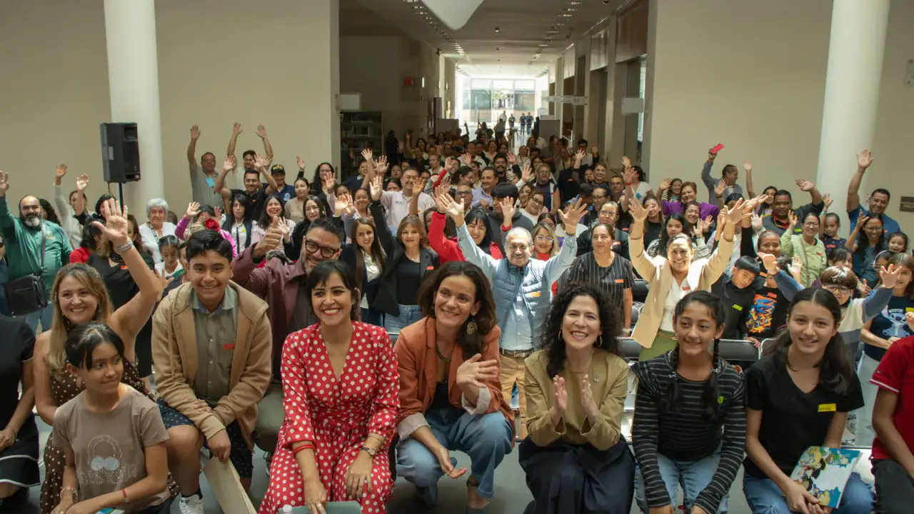 Personas leyendo durante el maratón de lectura en la Biblioteca Central Estatal